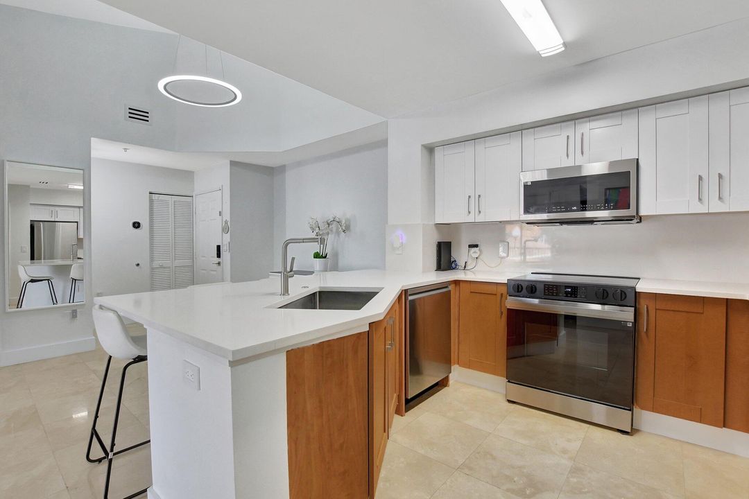 For Sale: $375,000 (2 beds, 2 baths, 997 Square Feet)