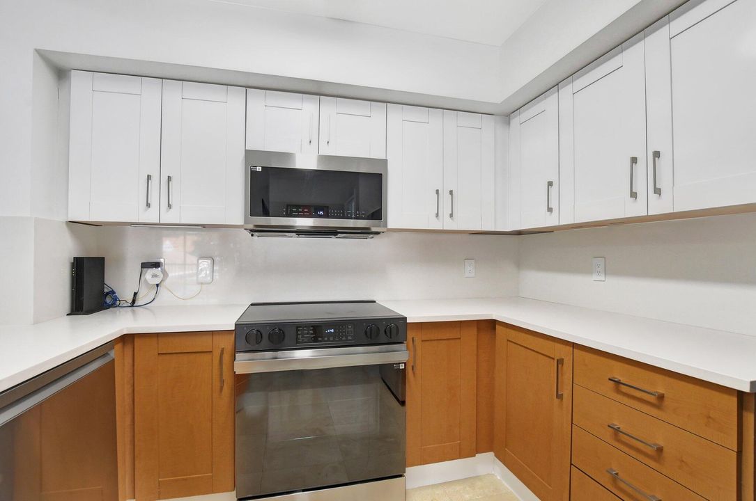 For Sale: $375,000 (2 beds, 2 baths, 997 Square Feet)