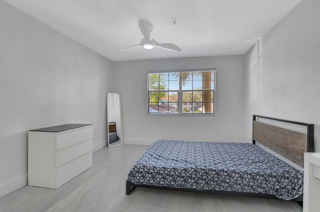 For Sale: $375,000 (2 beds, 2 baths, 997 Square Feet)