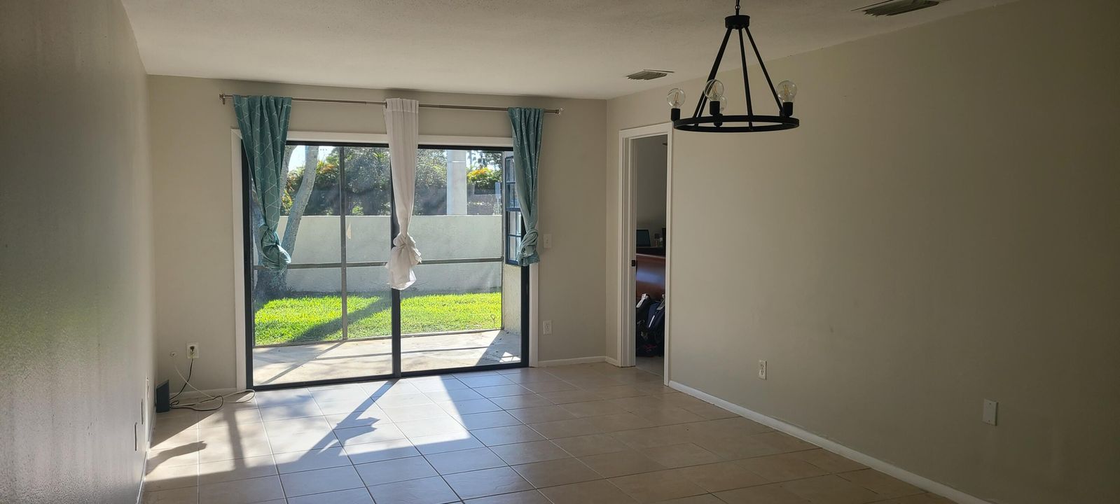 For Rent: $1,800 (2 beds, 1 baths, 908 Square Feet)