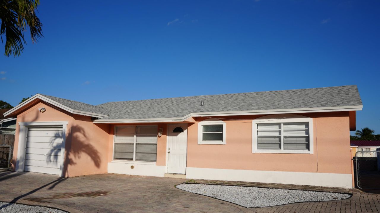 For Rent: $3,200 (3 beds, 2 baths, 1252 Square Feet)