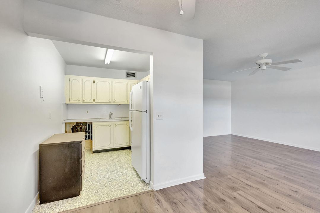 For Sale: $139,000 (2 beds, 1 baths, 651 Square Feet)