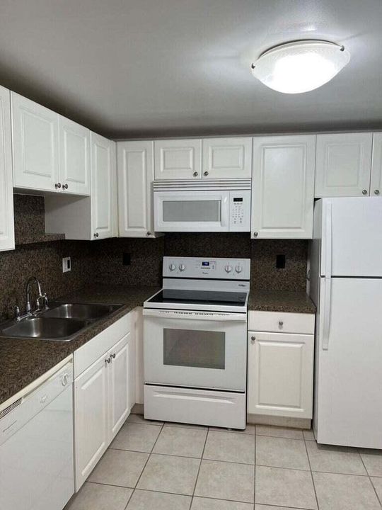 For Sale: $157,500 (2 beds, 1 baths, 847 Square Feet)