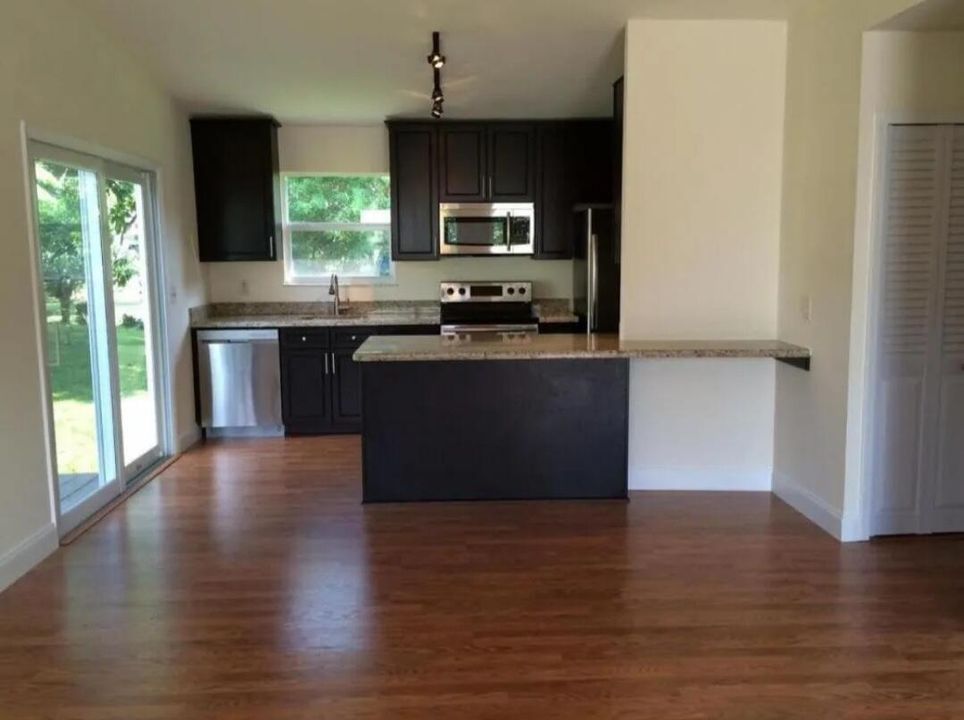 For Rent: $2,500 (2 beds, 2 baths, 990 Square Feet)