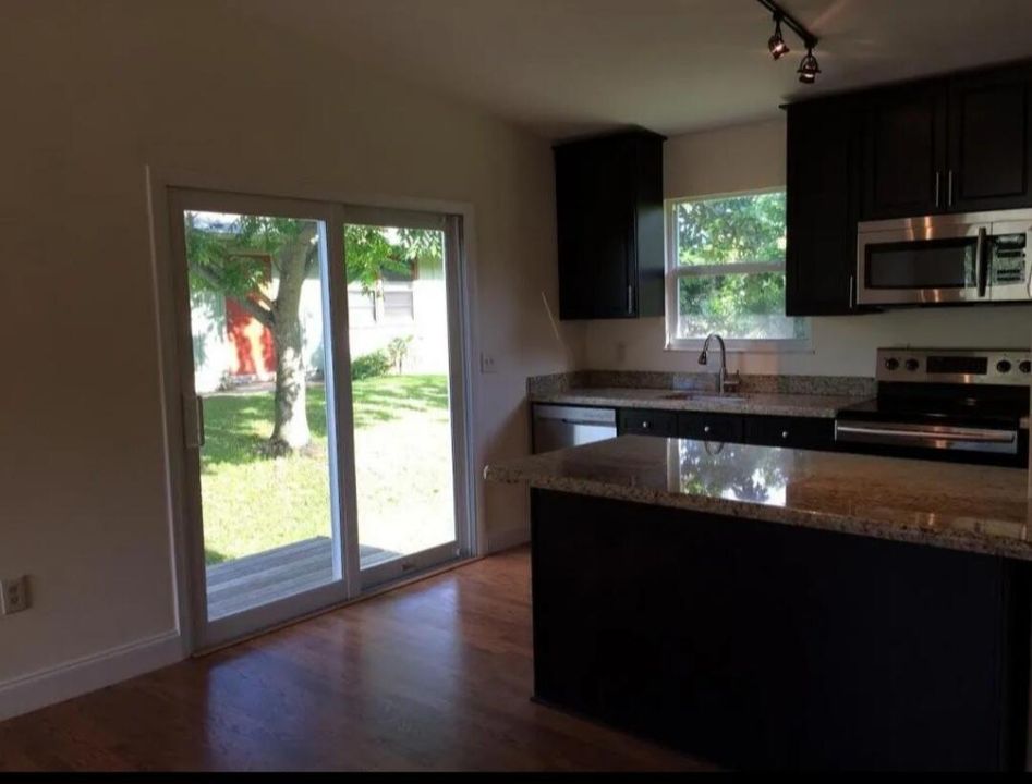 For Rent: $2,500 (2 beds, 2 baths, 990 Square Feet)