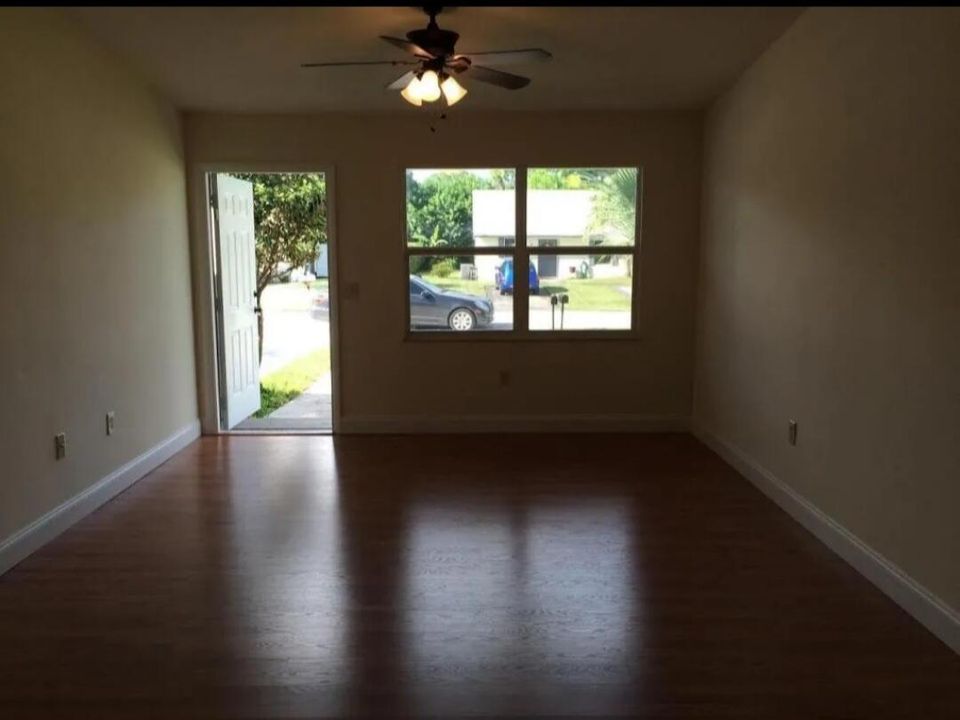 For Rent: $2,500 (2 beds, 2 baths, 990 Square Feet)