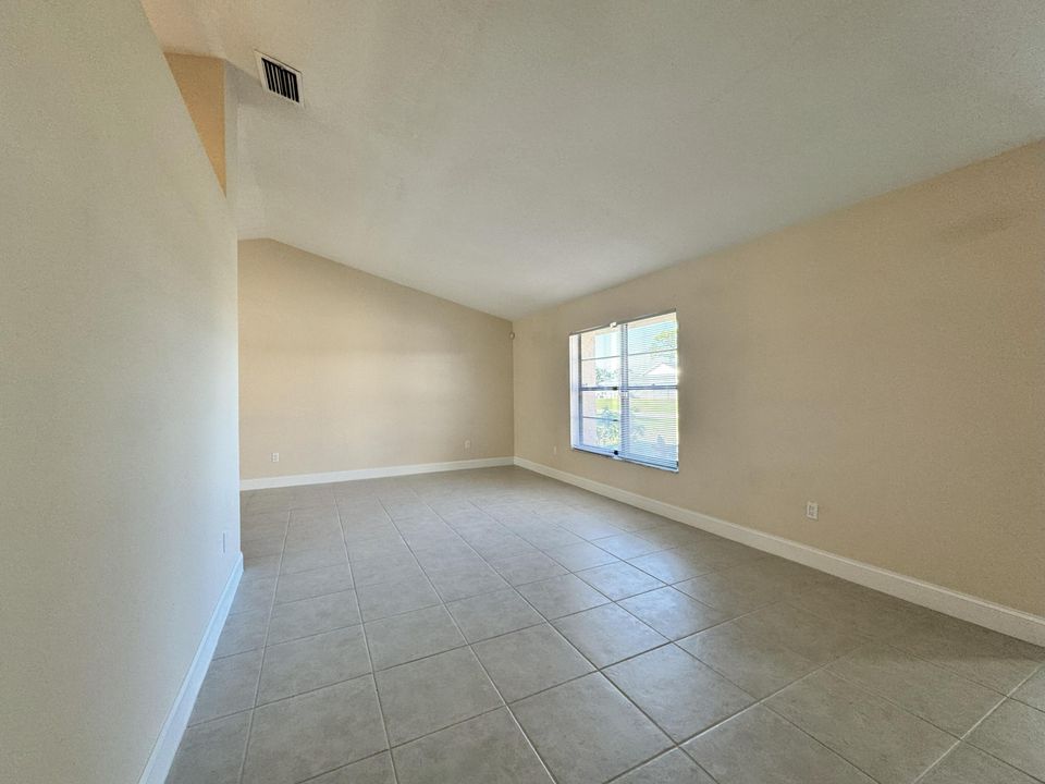 For Rent: $2,250 (3 beds, 2 baths, 1756 Square Feet)