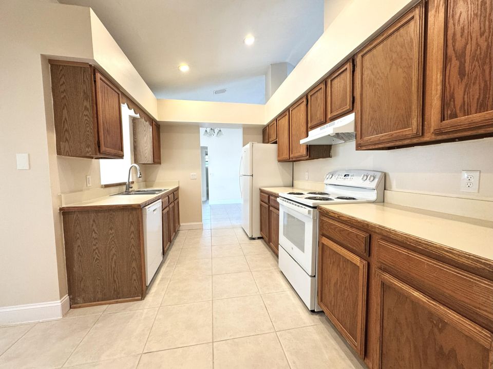 For Rent: $2,250 (3 beds, 2 baths, 1756 Square Feet)