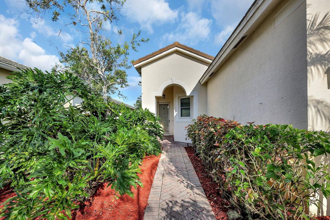 For Sale: $335,000 (2 beds, 2 baths, 1392 Square Feet)