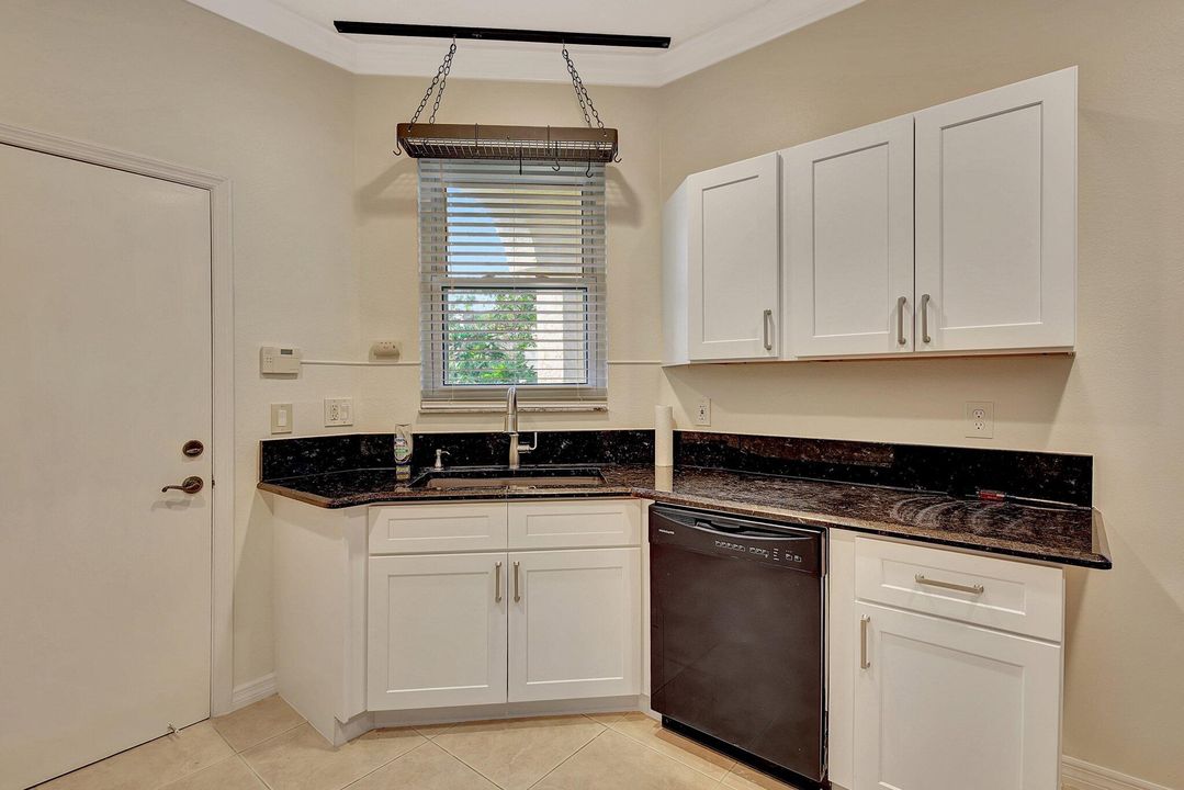 For Sale: $335,000 (2 beds, 2 baths, 1392 Square Feet)