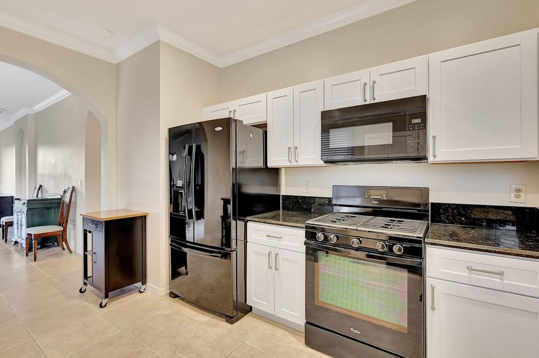 For Sale: $335,000 (2 beds, 2 baths, 1392 Square Feet)