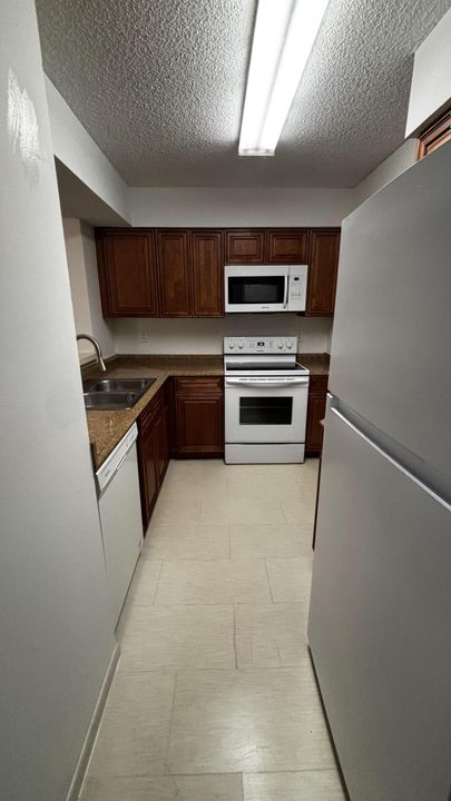 For Rent: $1,600 (1 beds, 1 baths, 813 Square Feet)