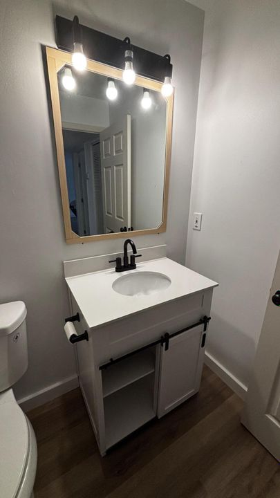 For Rent: $1,600 (1 beds, 1 baths, 813 Square Feet)