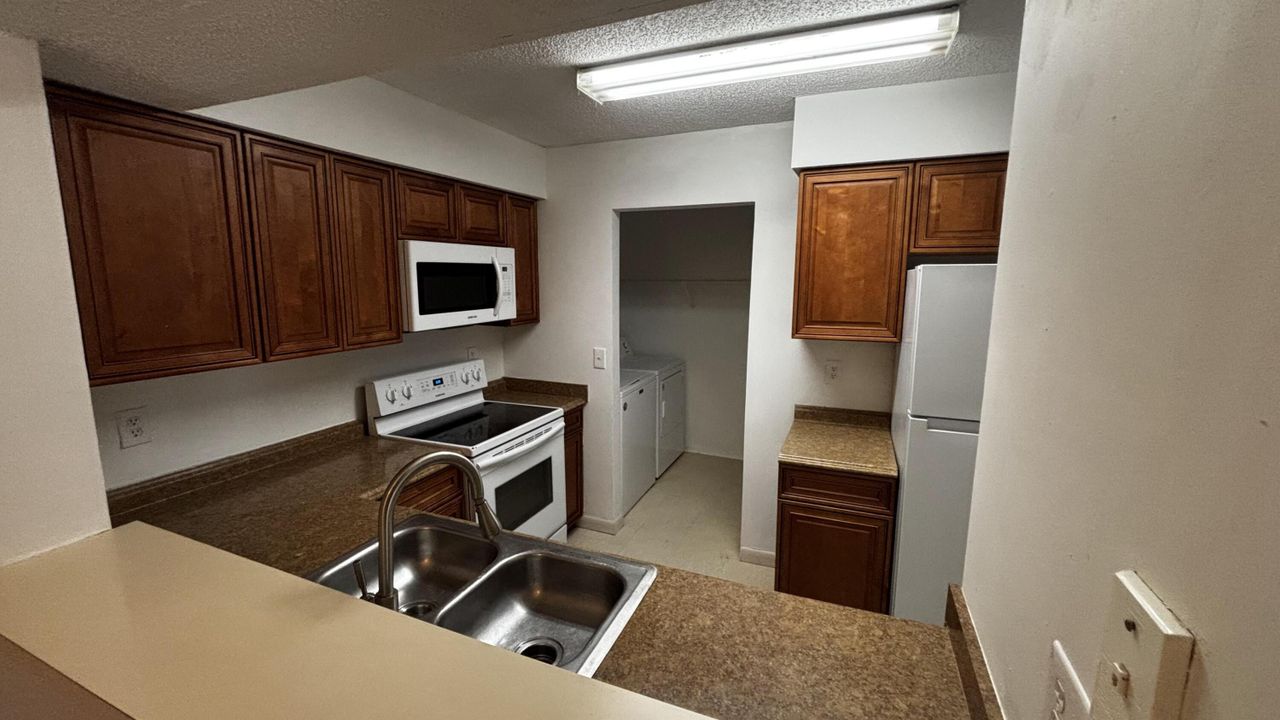 For Rent: $1,600 (1 beds, 1 baths, 813 Square Feet)