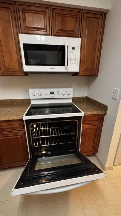 For Rent: $1,600 (1 beds, 1 baths, 813 Square Feet)