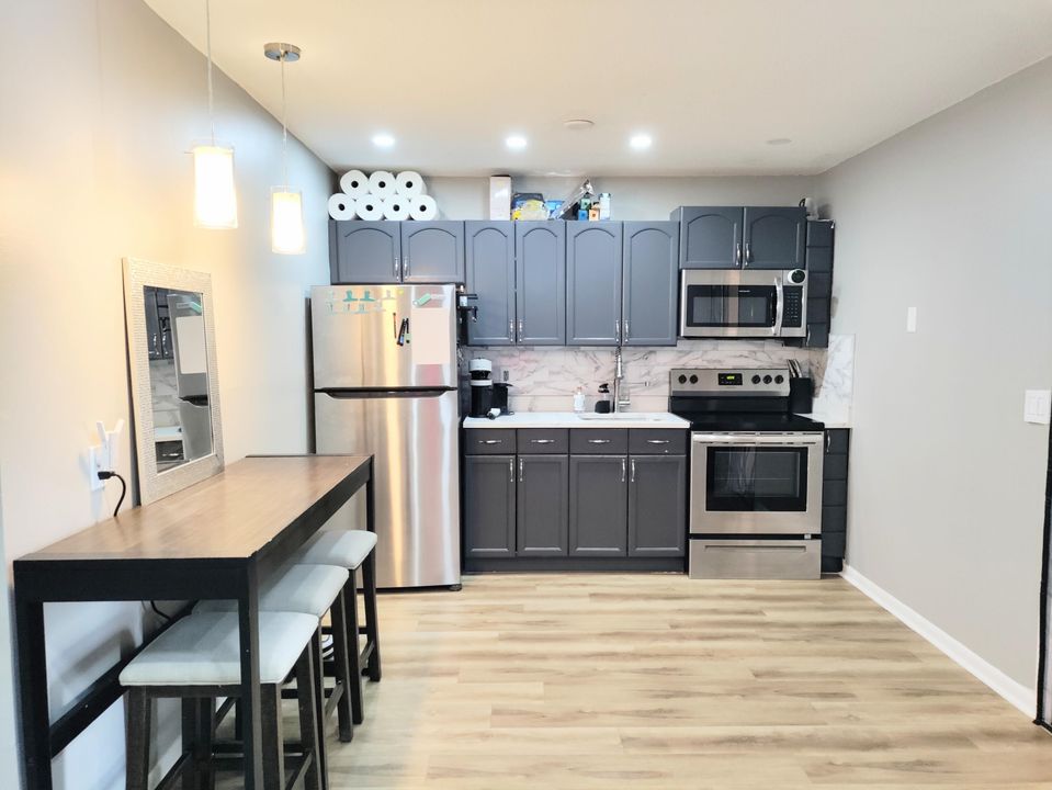 For Sale: $189,900 (1 beds, 1 baths, 437 Square Feet)