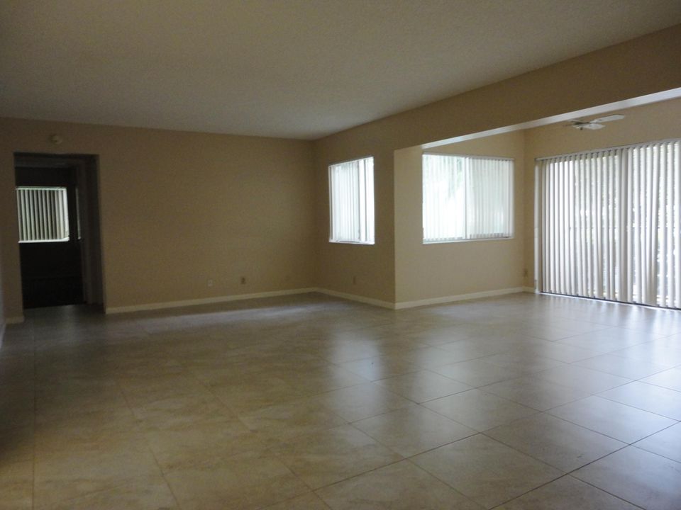 For Rent: $1,800 (2 beds, 2 baths, 1115 Square Feet)