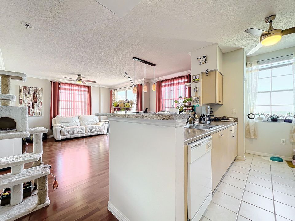 For Sale: $414,000 (2 beds, 2 baths, 1112 Square Feet)