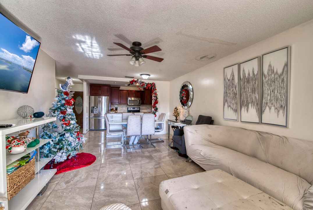 For Sale: $199,999 (2 beds, 2 baths, 1085 Square Feet)