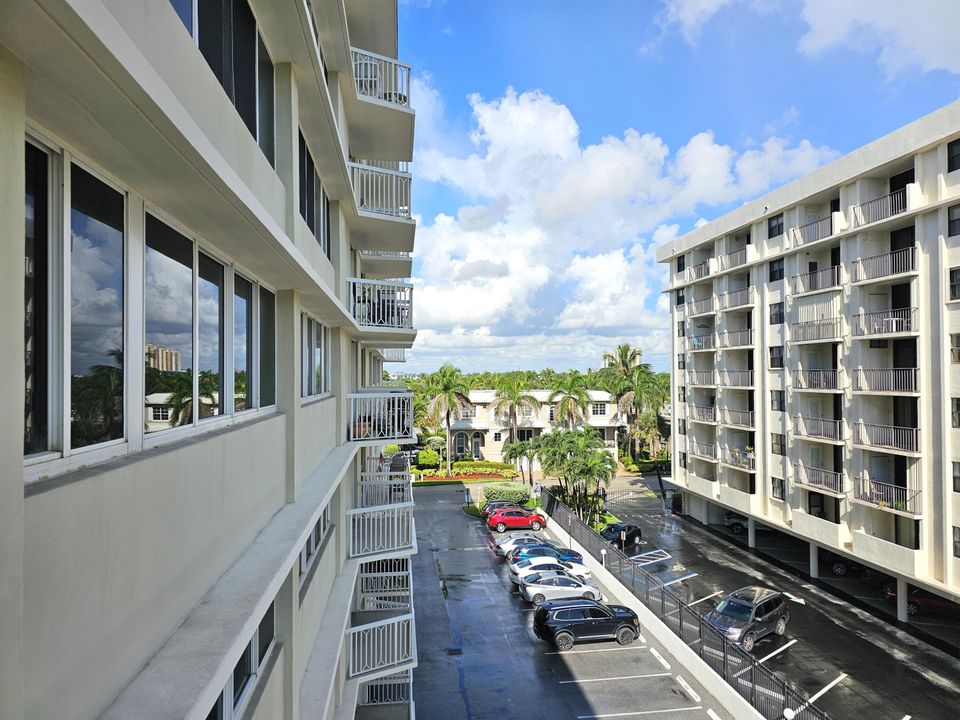 For Sale: $449,000 (2 beds, 2 baths, 1064 Square Feet)