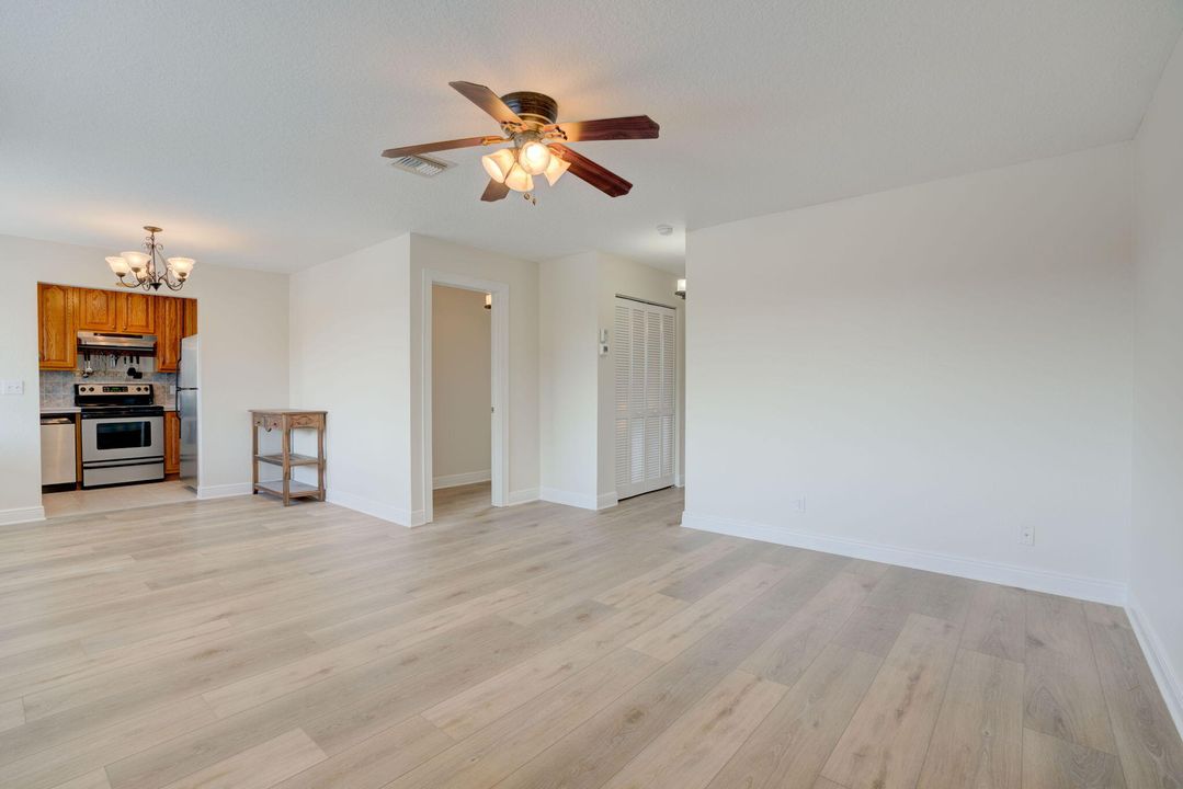 For Sale: $369,900 (2 beds, 2 baths, 899 Square Feet)