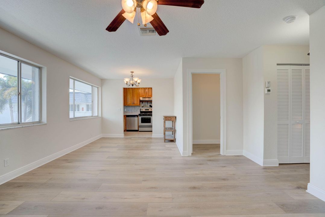 For Sale: $369,900 (2 beds, 2 baths, 899 Square Feet)