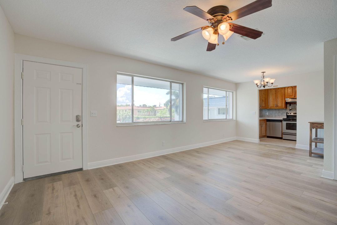 For Sale: $369,900 (2 beds, 2 baths, 899 Square Feet)