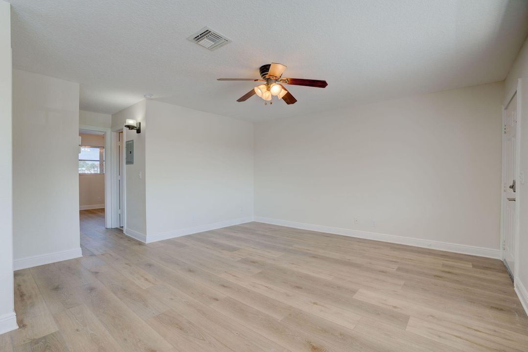 For Sale: $369,900 (2 beds, 2 baths, 899 Square Feet)