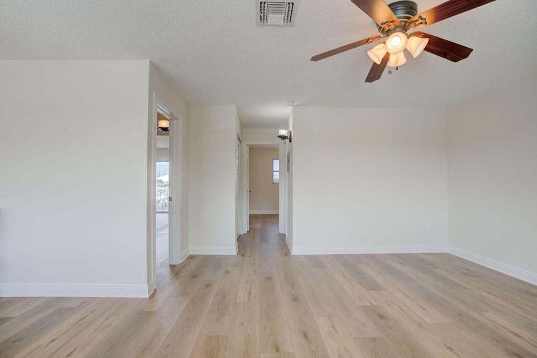 For Sale: $369,900 (2 beds, 2 baths, 899 Square Feet)