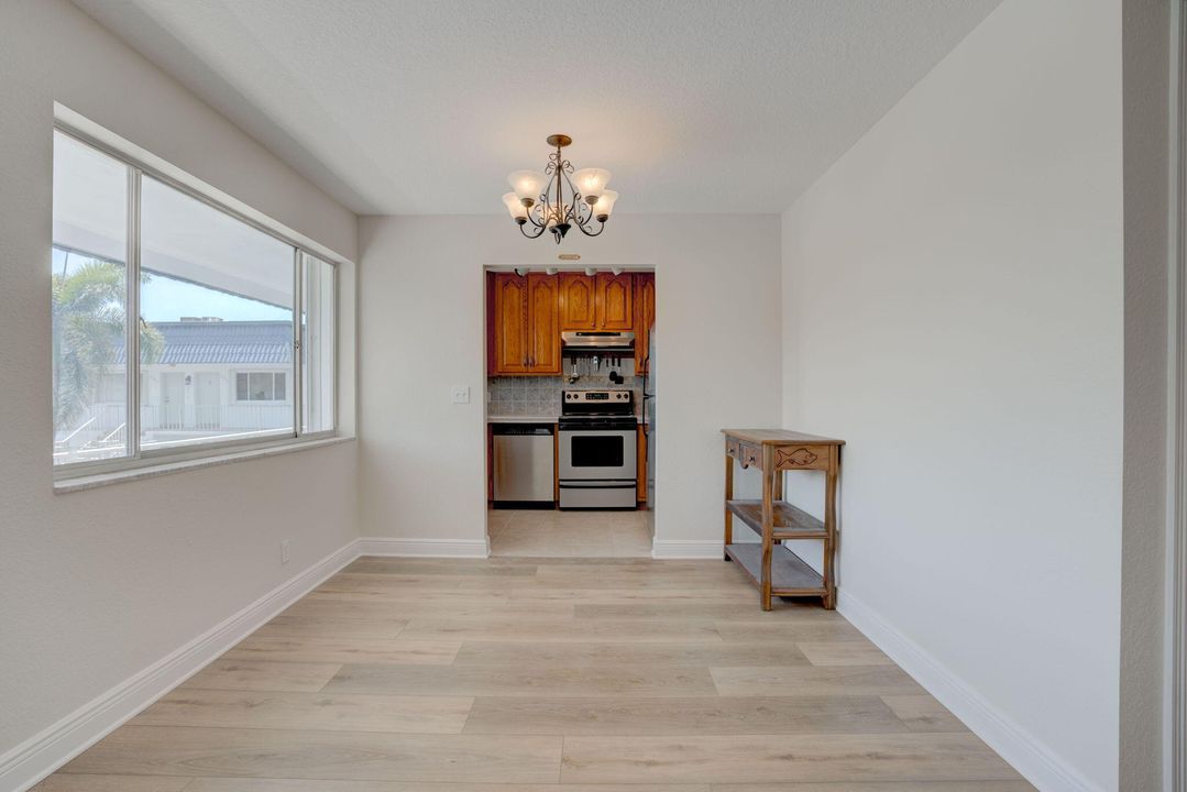 For Sale: $369,900 (2 beds, 2 baths, 899 Square Feet)