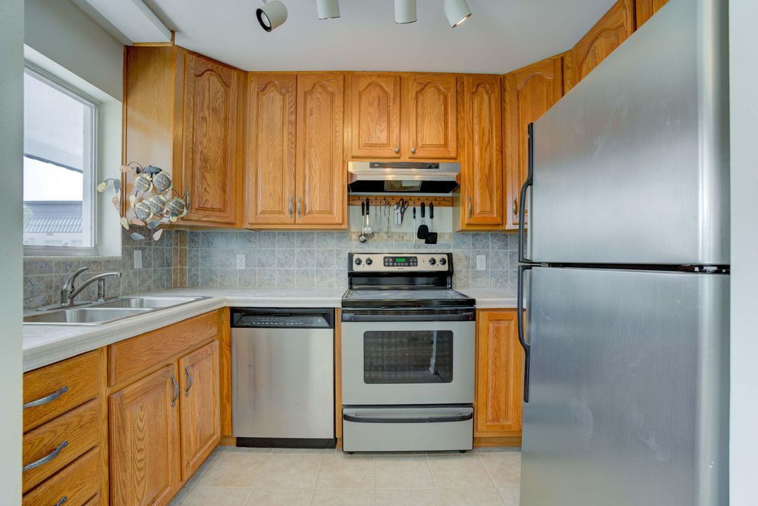 For Sale: $369,900 (2 beds, 2 baths, 899 Square Feet)