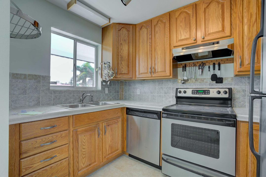 For Sale: $369,900 (2 beds, 2 baths, 899 Square Feet)