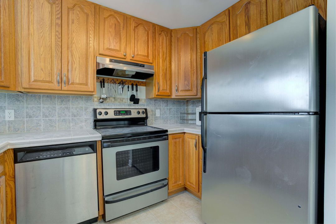 For Sale: $369,900 (2 beds, 2 baths, 899 Square Feet)