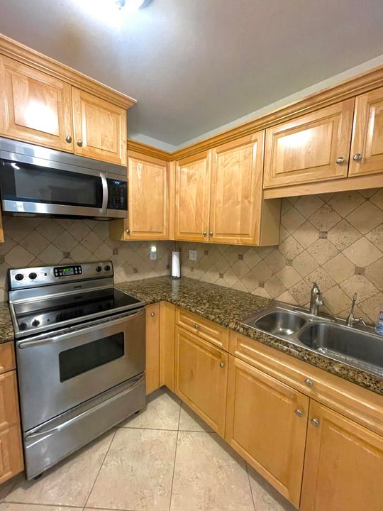 For Sale: $330,000 (1 beds, 1 baths, 950 Square Feet)