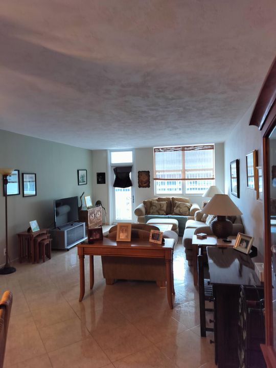 For Sale: $330,000 (1 beds, 1 baths, 950 Square Feet)