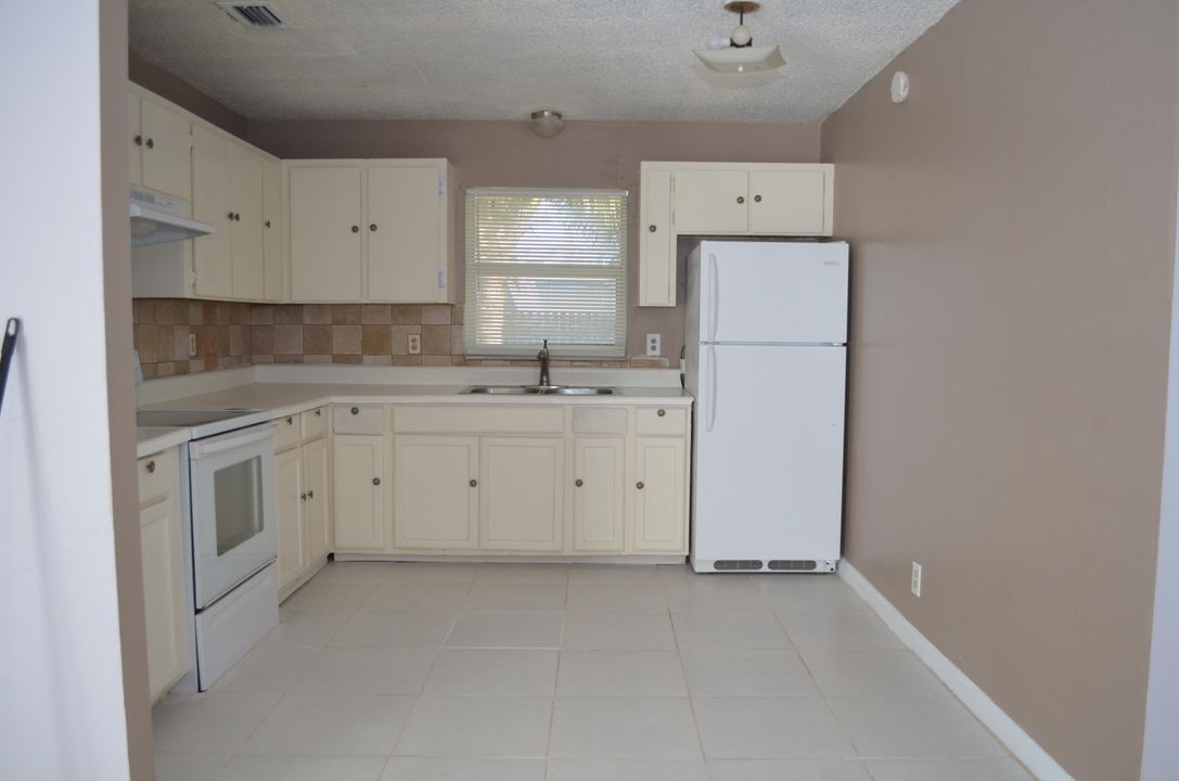 For Rent: $1,900 (2 beds, 1 baths, 868 Square Feet)