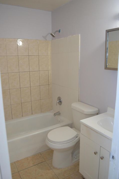 For Rent: $1,900 (2 beds, 1 baths, 868 Square Feet)