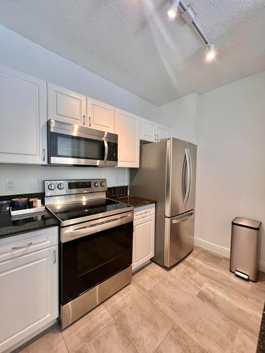 For Rent: $2,500 (1 beds, 1 baths, 756 Square Feet)