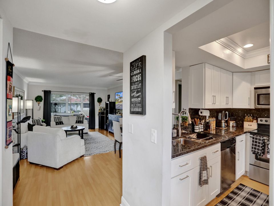 For Sale: $200,000 (2 beds, 2 baths, 1044 Square Feet)