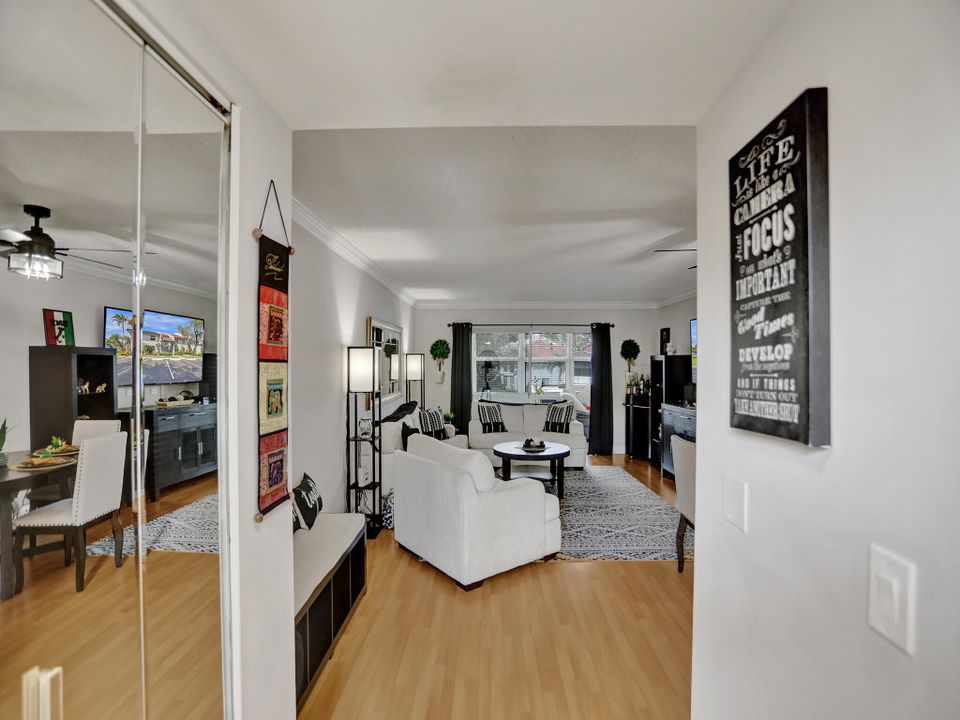 For Sale: $200,000 (2 beds, 2 baths, 1044 Square Feet)