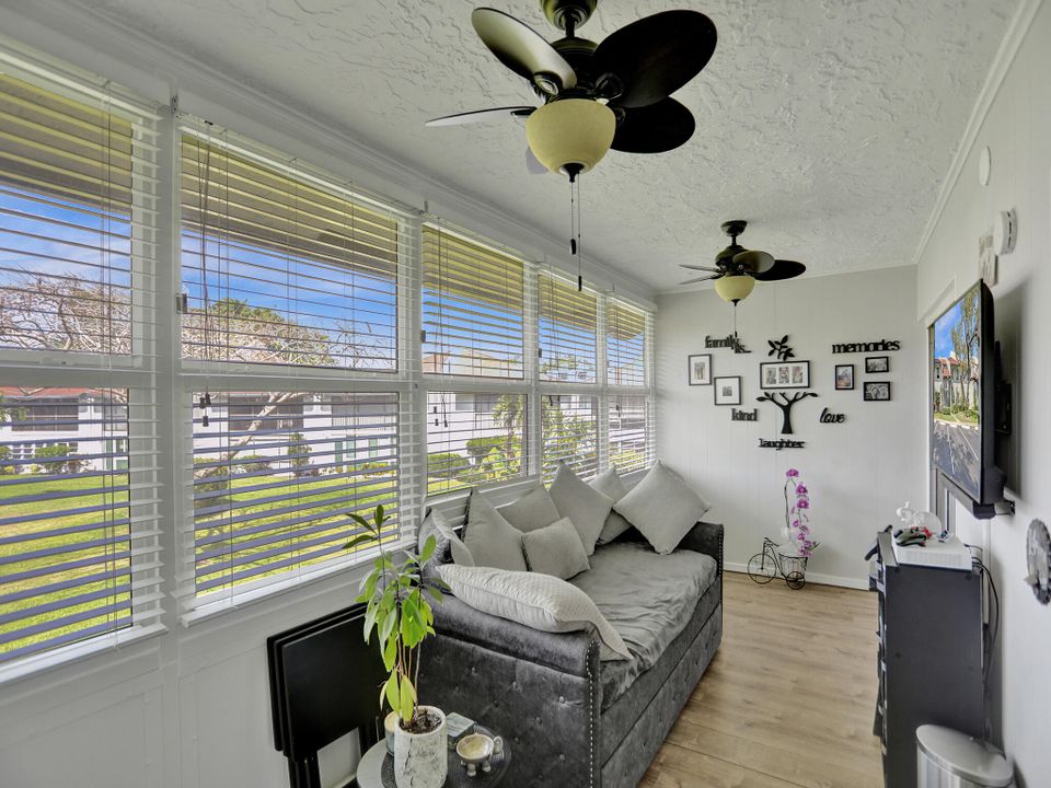 For Sale: $200,000 (2 beds, 2 baths, 1044 Square Feet)