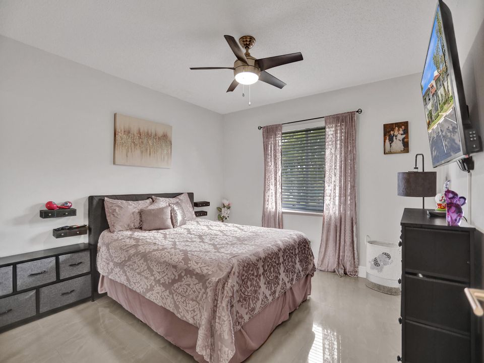 For Sale: $200,000 (2 beds, 2 baths, 1044 Square Feet)