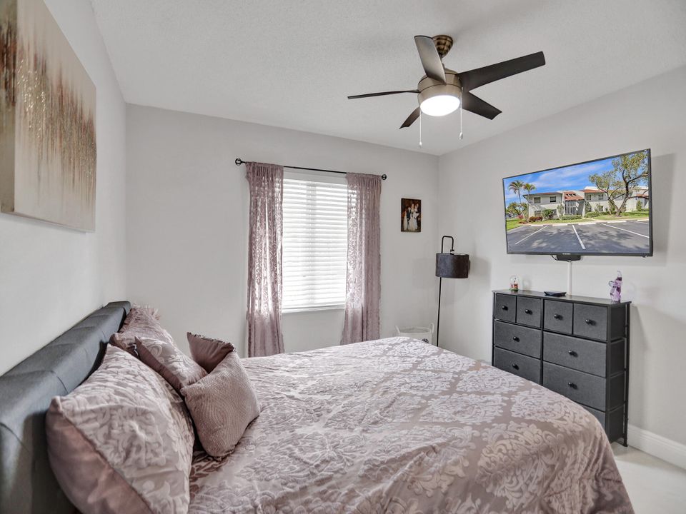 For Sale: $200,000 (2 beds, 2 baths, 1044 Square Feet)