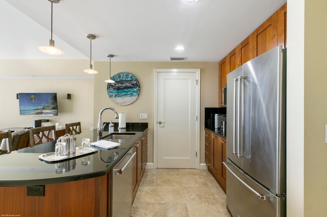 For Sale: $575,000 (1 beds, 1 baths, 752 Square Feet)