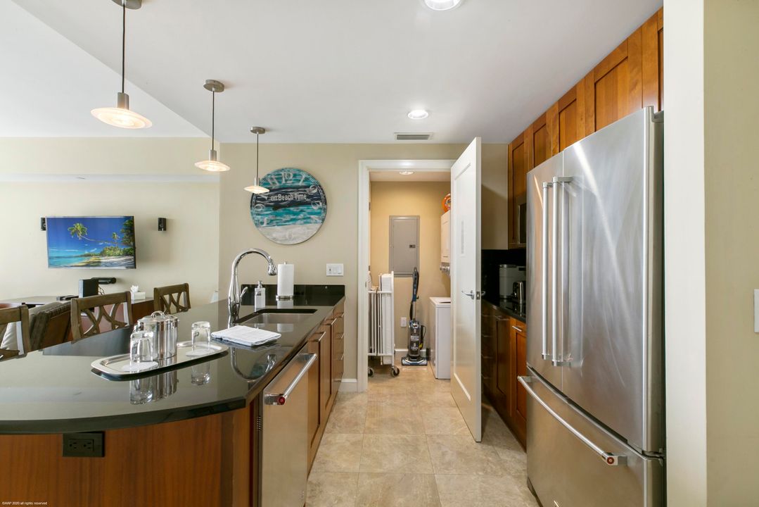 For Sale: $575,000 (1 beds, 1 baths, 752 Square Feet)