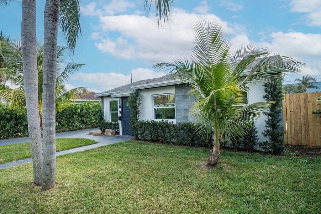 For Sale: $605,000 (3 beds, 2 baths, 755 Square Feet)