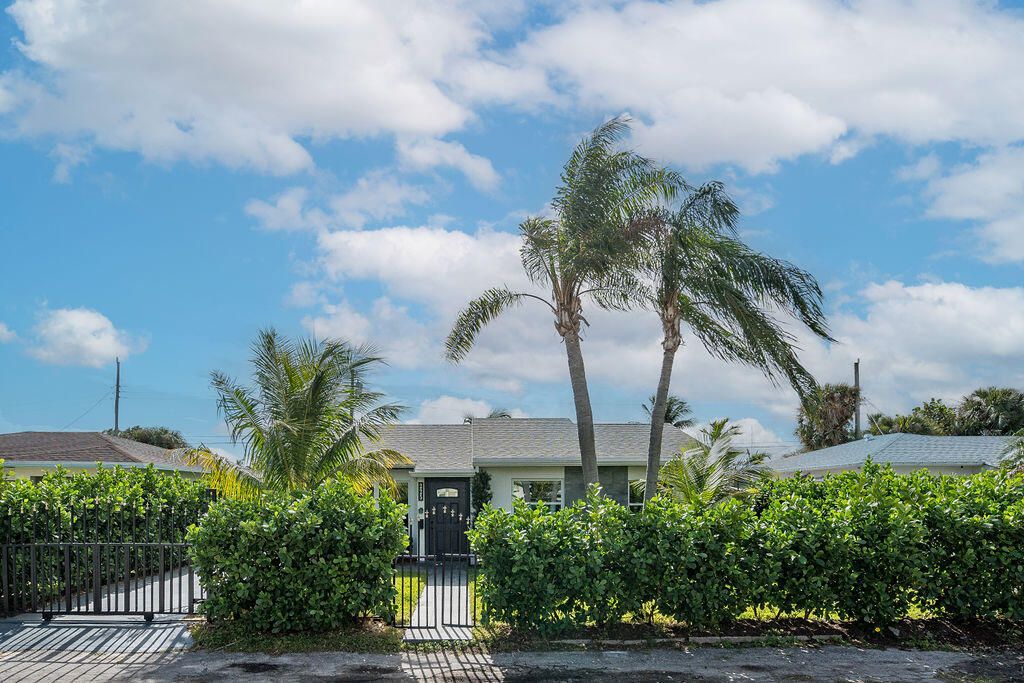 For Sale: $605,000 (3 beds, 2 baths, 755 Square Feet)