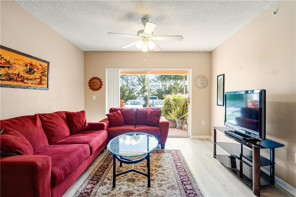 For Sale: $225,000 (2 beds, 2 baths, 1140 Square Feet)