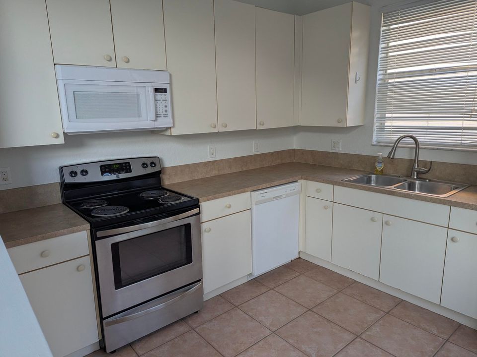 For Rent: $2,350 (3 beds, 2 baths, 1377 Square Feet)