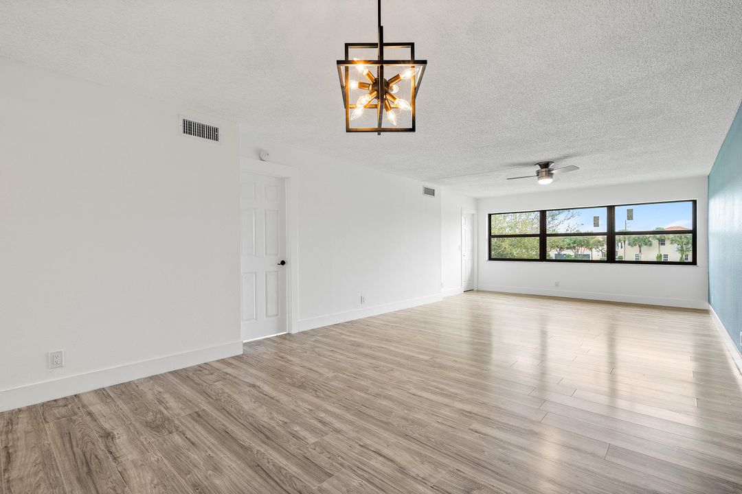 For Sale: $335,000 (2 beds, 2 baths, 1179 Square Feet)